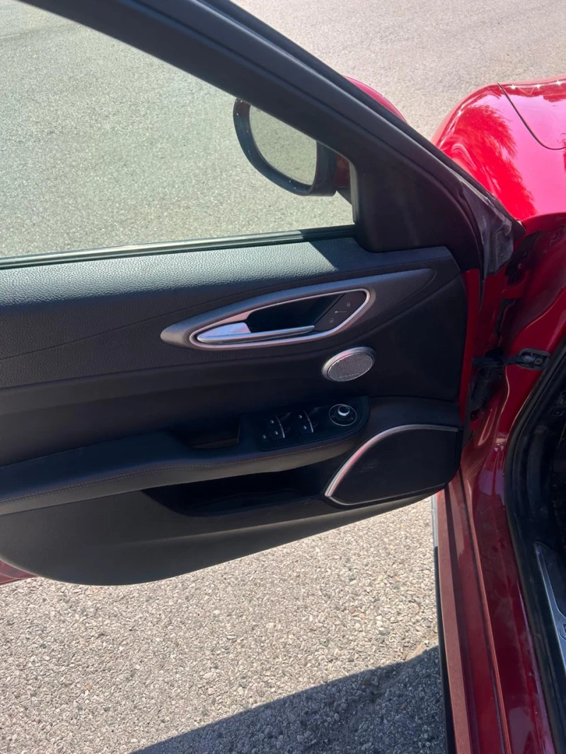 Alfa Romeo Giulia Ti Q4* AWD* Distronic* Keyless* Подгрев* Пано* , снимка 12 - Автомобили и джипове - 52317566