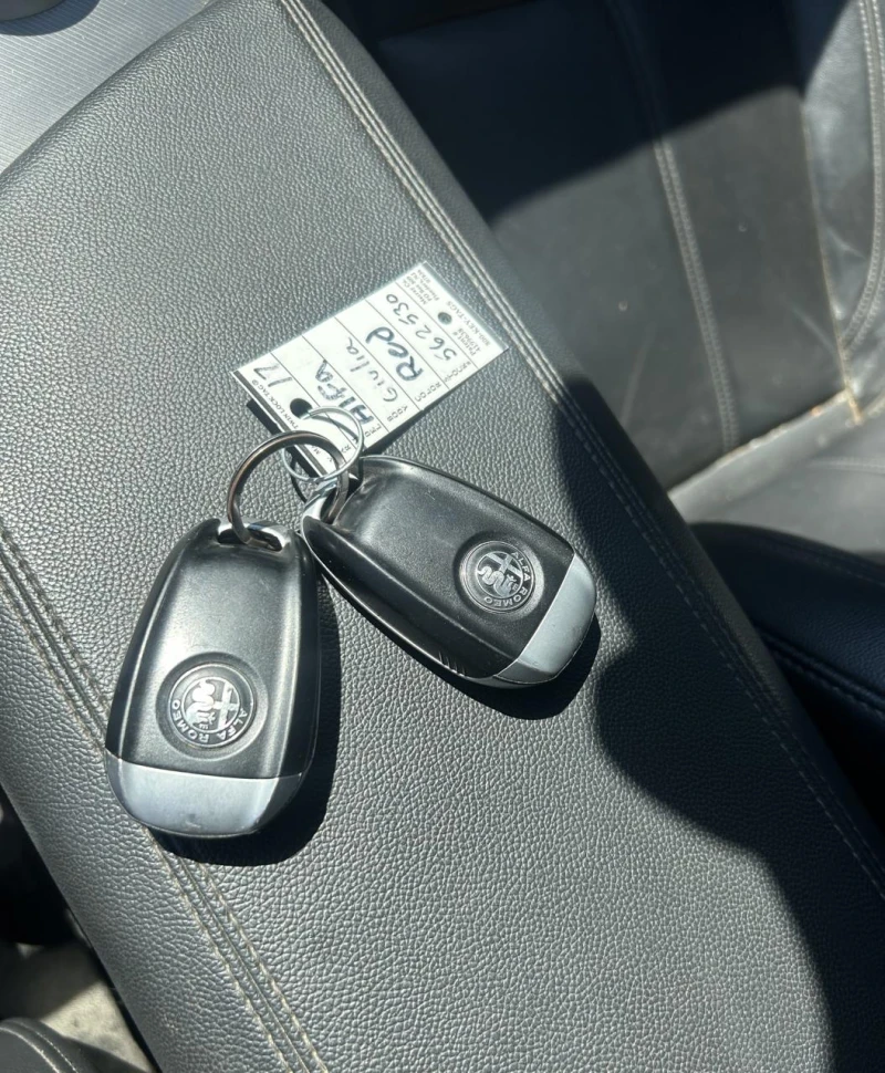 Alfa Romeo Giulia Ti Q4* AWD* Distronic* Keyless* Подгрев* Пано* , снимка 10 - Автомобили и джипове - 52317566