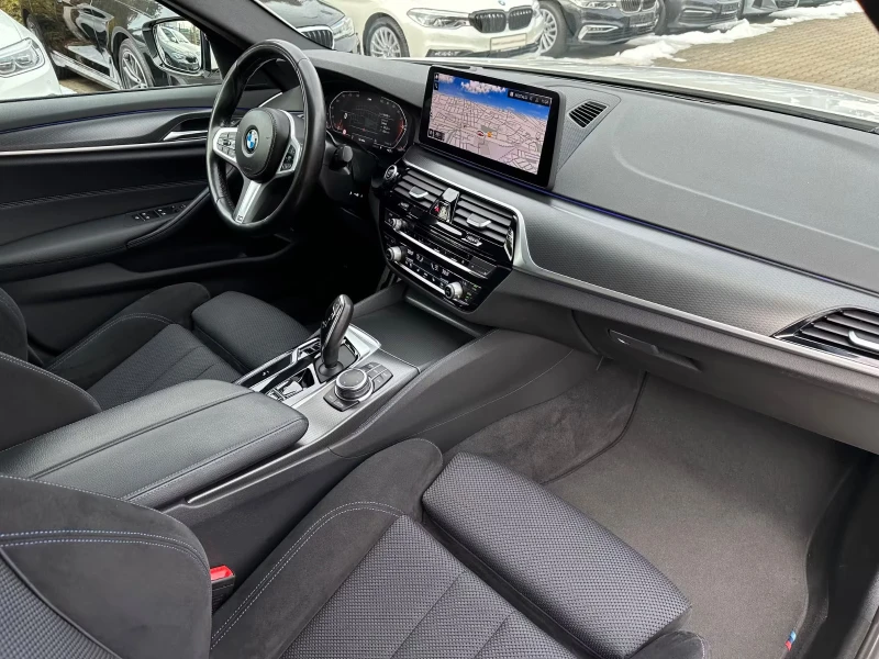 BMW 530 d/M-SPORT/286HP/CAM/HUD/LASER/NAVI/ACC/CPLAY/785g, снимка 13 - Автомобили и джипове - 53497491