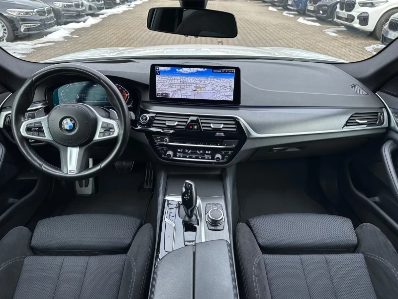 BMW 530 d/M-SPORT/286HP/CAM/HUD/LASER/NAVI/ACC/CPLAY/785g, снимка 9 - Автомобили и джипове - 53497491