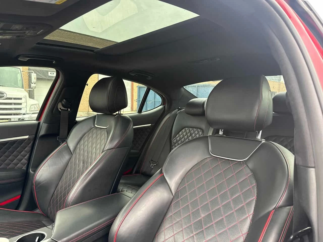 Genesis G70 * 3.3T Sport * 360 * ДИСТРОНИК * ОБДУХВАНЕ, снимка 14 - Автомобили и джипове - 54720242