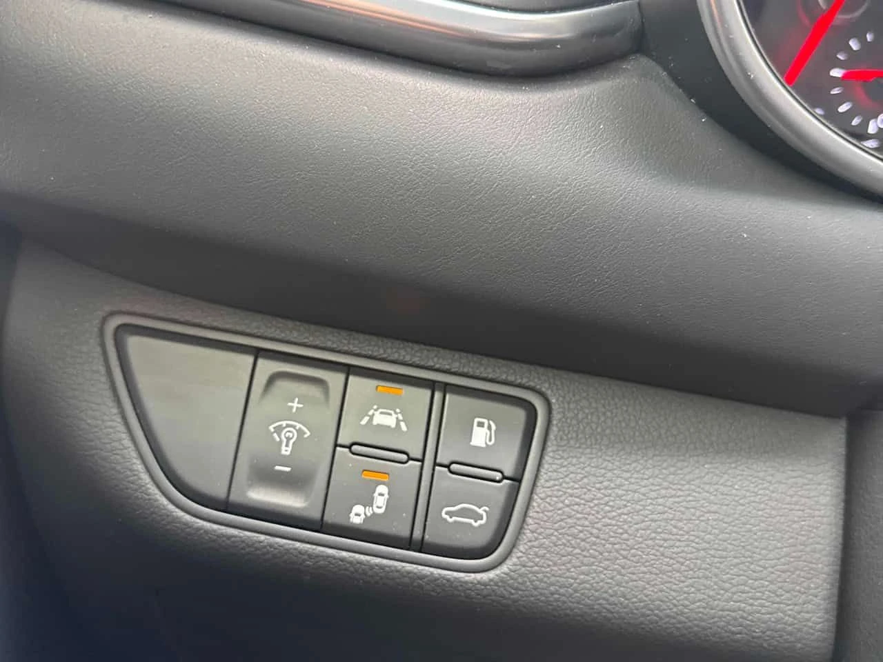 Genesis G70 * 3.3T Sport * 360 * ДИСТРОНИК * ОБДУХВАНЕ, снимка 10 - Автомобили и джипове - 54720242