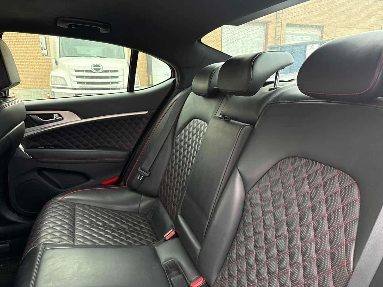 Genesis G70 * 3.3T Sport * 360 * ДИСТРОНИК * ОБДУХВАНЕ, снимка 15 - Автомобили и джипове - 54720242