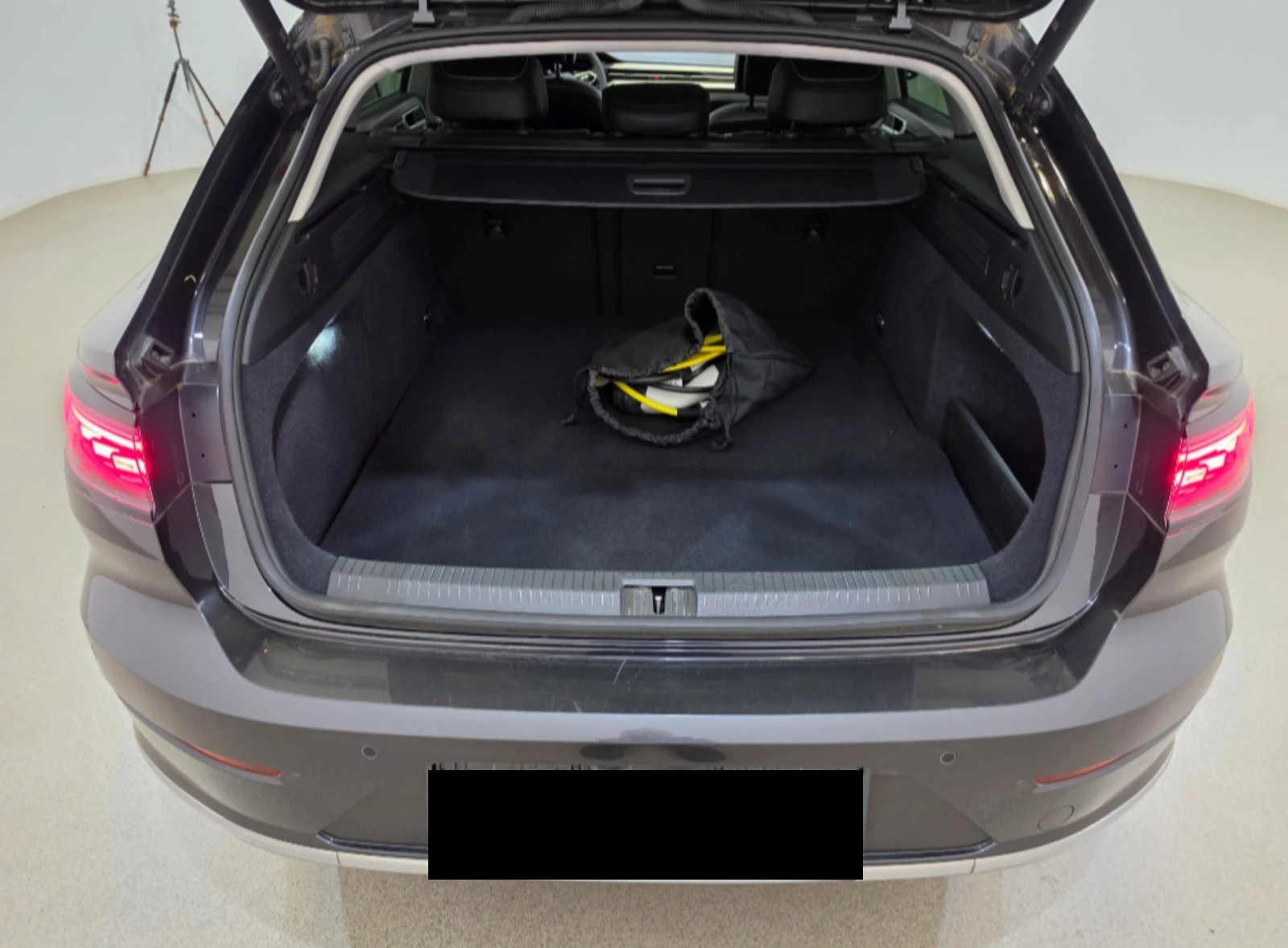 VW Arteon PlugIn Hybrid 218кс.* Дистроник* DCC* Matrix* Memo, снимка 6 - Автомобили и джипове - 55628696