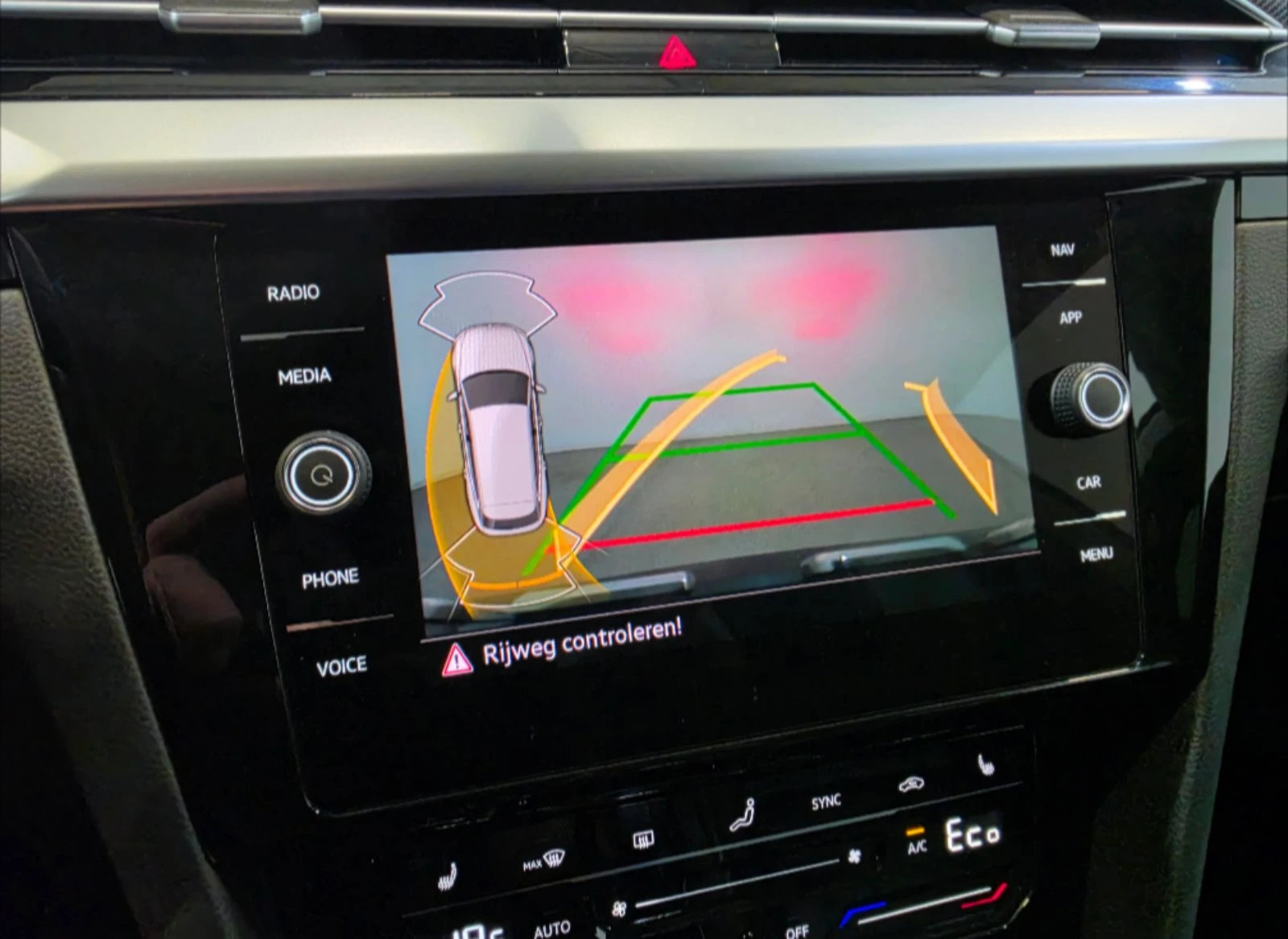 VW Arteon PlugIn Hybrid 218кс.* Дистроник* DCC* Matrix* Memo, снимка 12 - Автомобили и джипове - 55628696