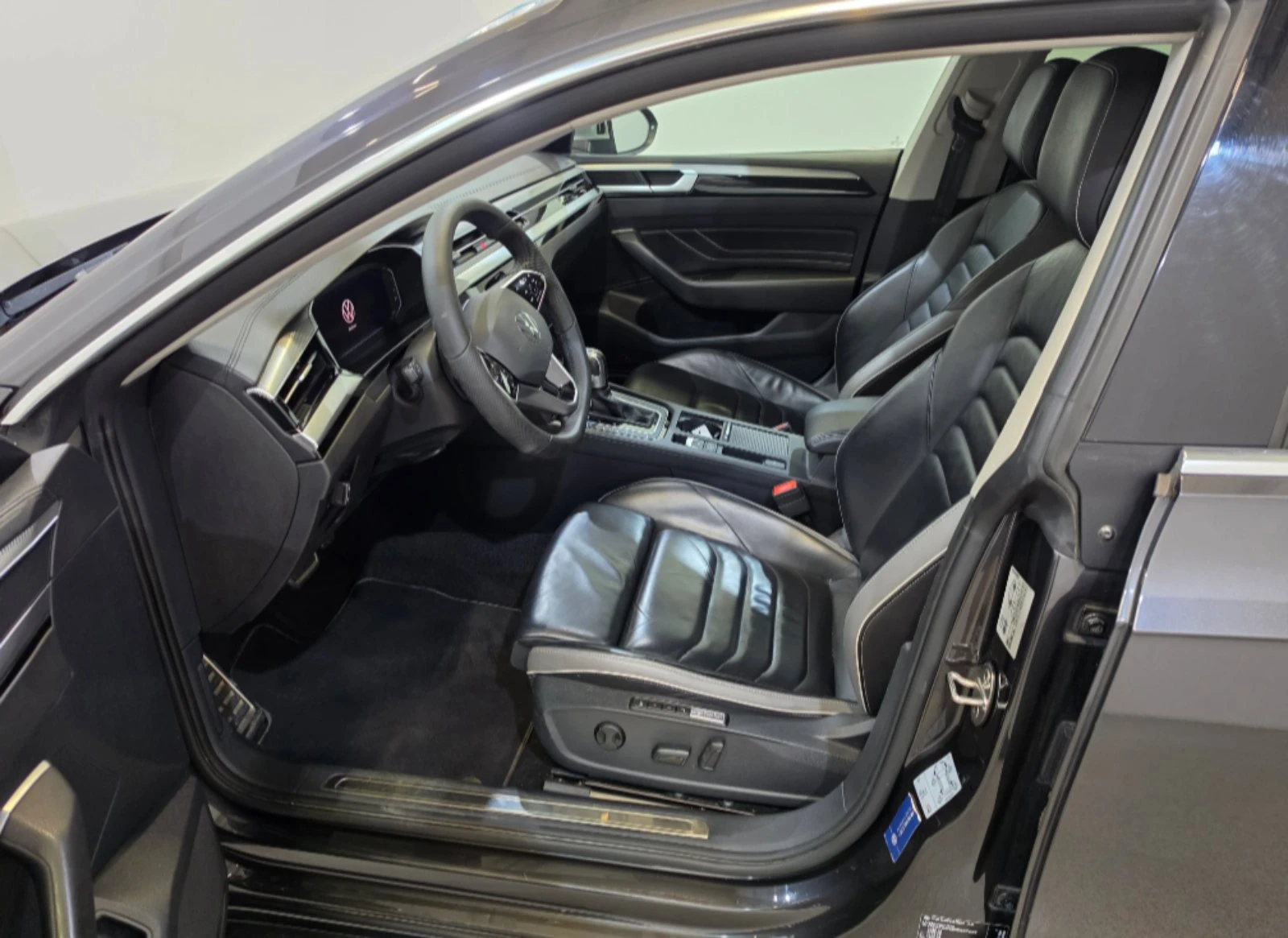 VW Arteon PlugIn Hybrid 218кс.* Дистроник* DCC* Matrix* Memo, снимка 8 - Автомобили и джипове - 55628696