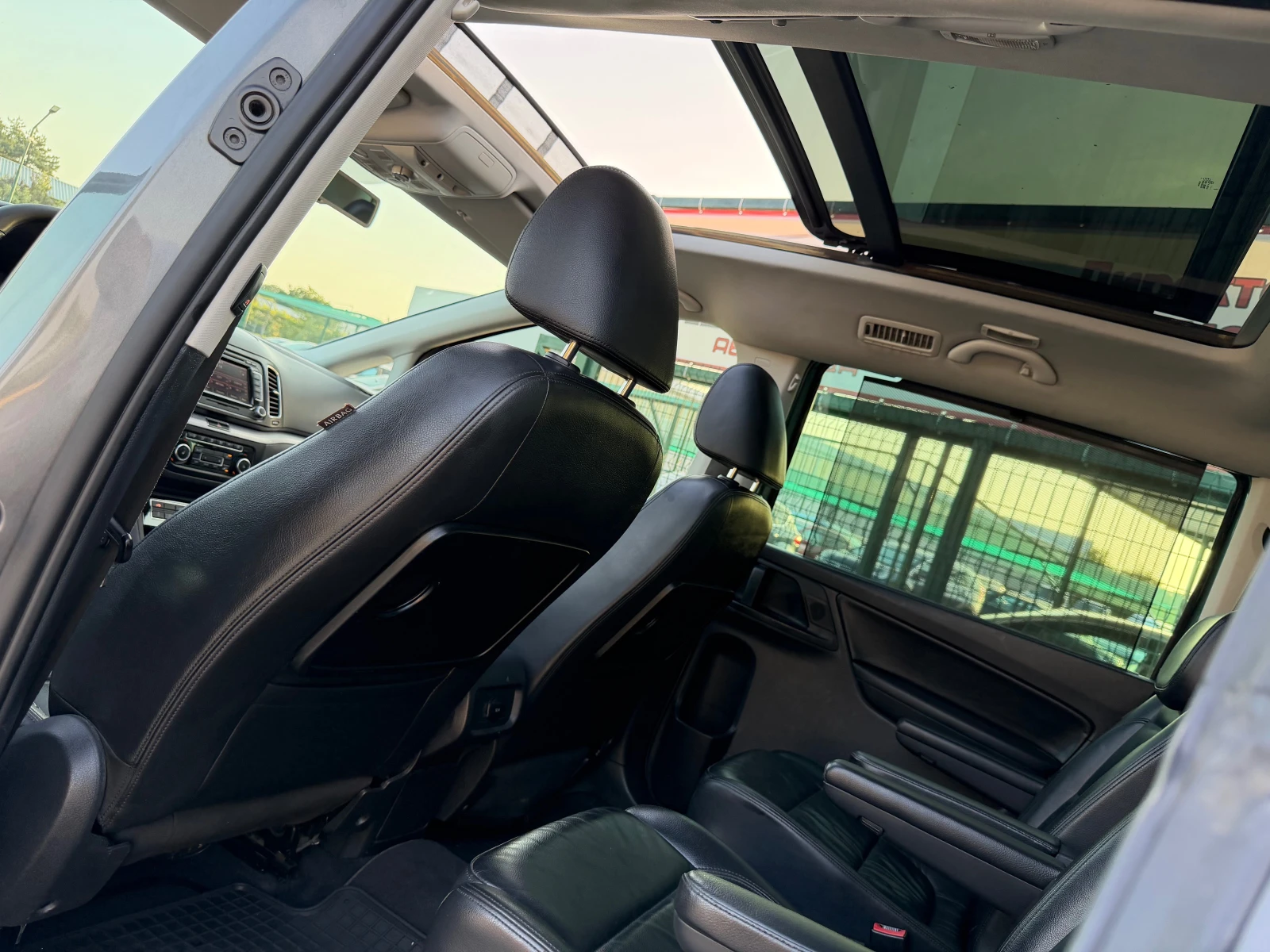 VW Sharan 2.0TDi/140p.s-Business/HighLine-DSG-FULL/6местен!!, снимка 11 - Автомобили и джипове - 55891435