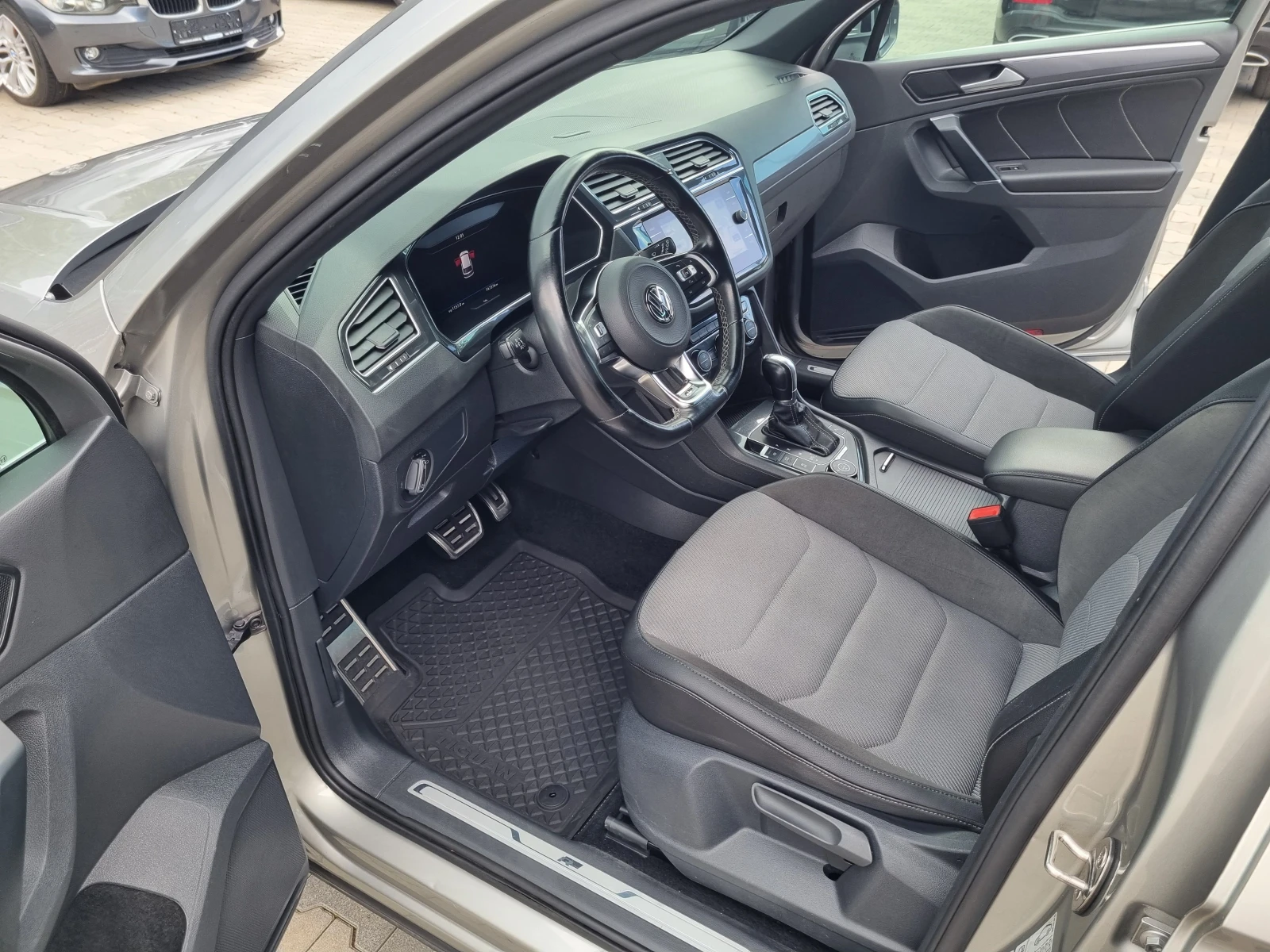 VW Tiguan R-LINE= 190ps= 4 MOTION= 146.000км/ОБСЛУЖЕН ТОТАЛН, снимка 7 - Автомобили и джипове - 54741306