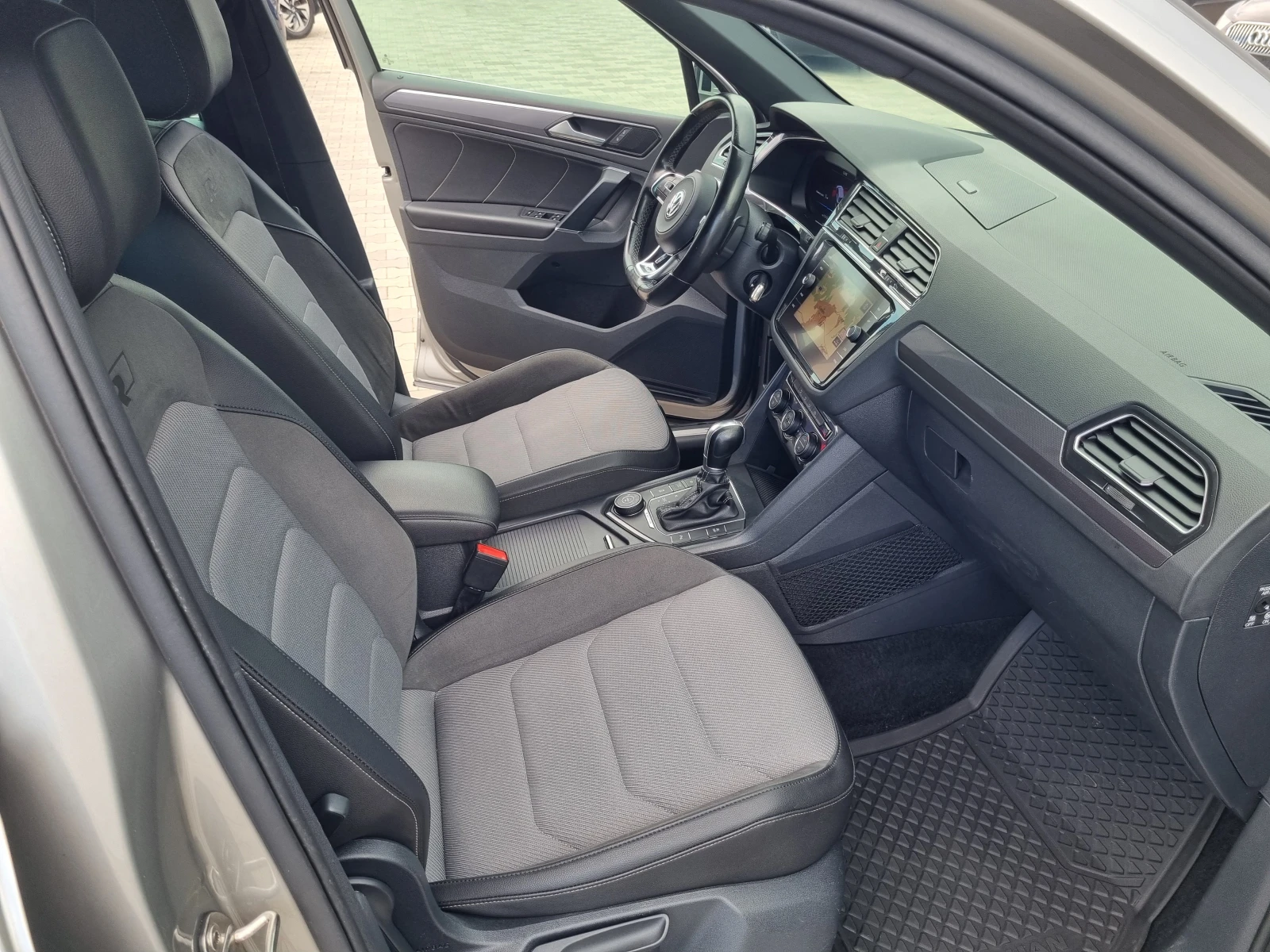 VW Tiguan R-LINE= 190ps= 4 MOTION= 146.000км/ОБСЛУЖЕН ТОТАЛН, снимка 10 - Автомобили и джипове - 54741306