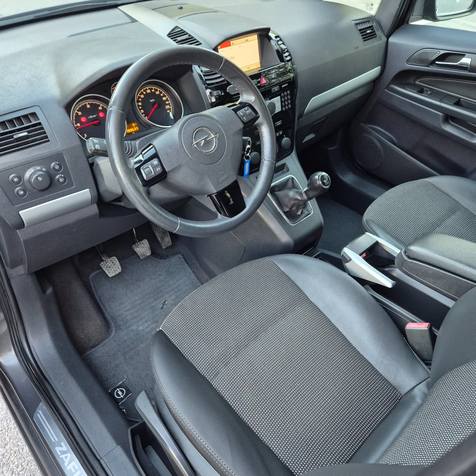 Opel Zafira 1.7 CDTI, снимка 10 - Автомобили и джипове - 54577942