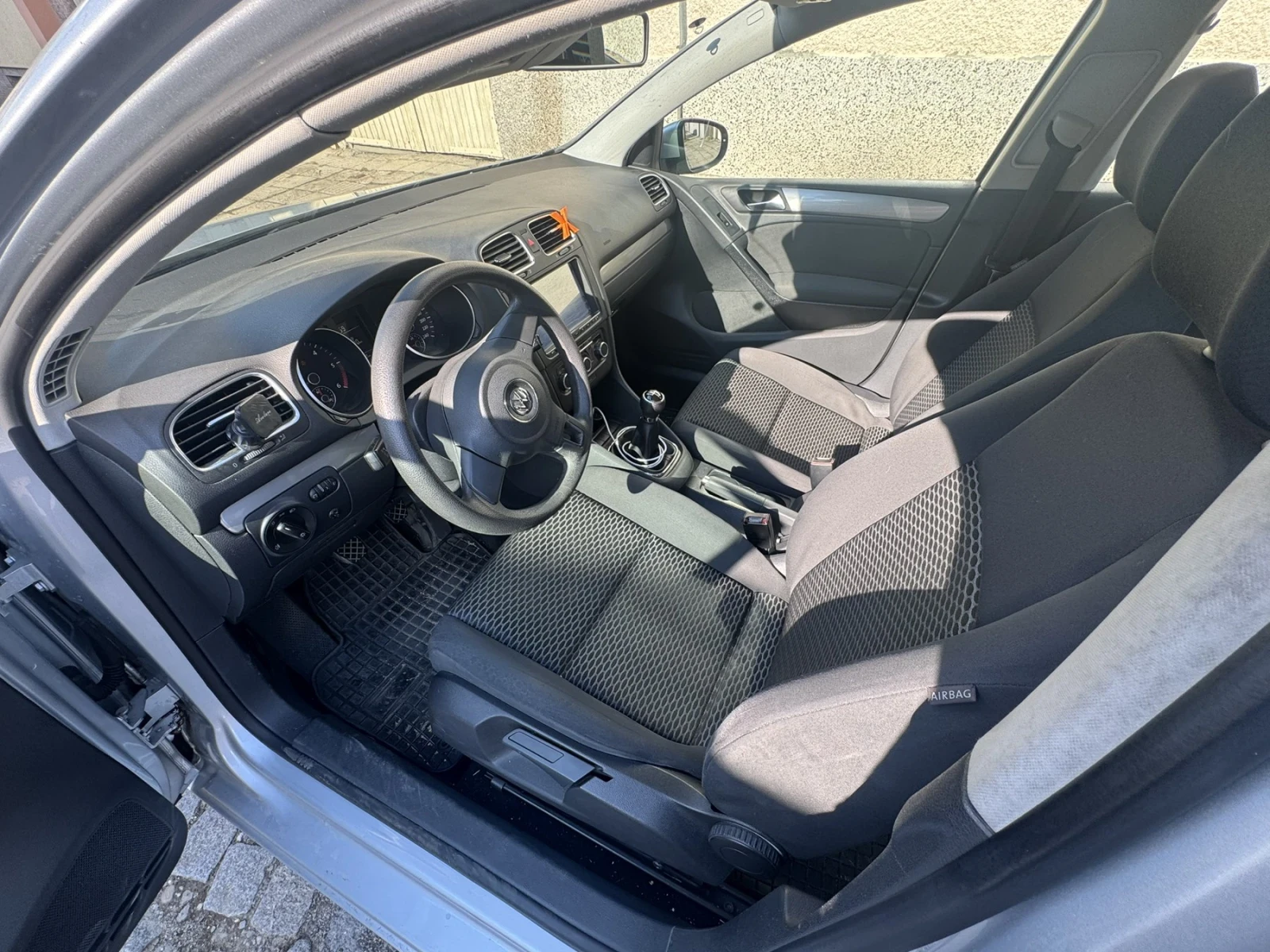 VW Golf 1.6 TDI, снимка 6 - Автомобили и джипове - 55179954