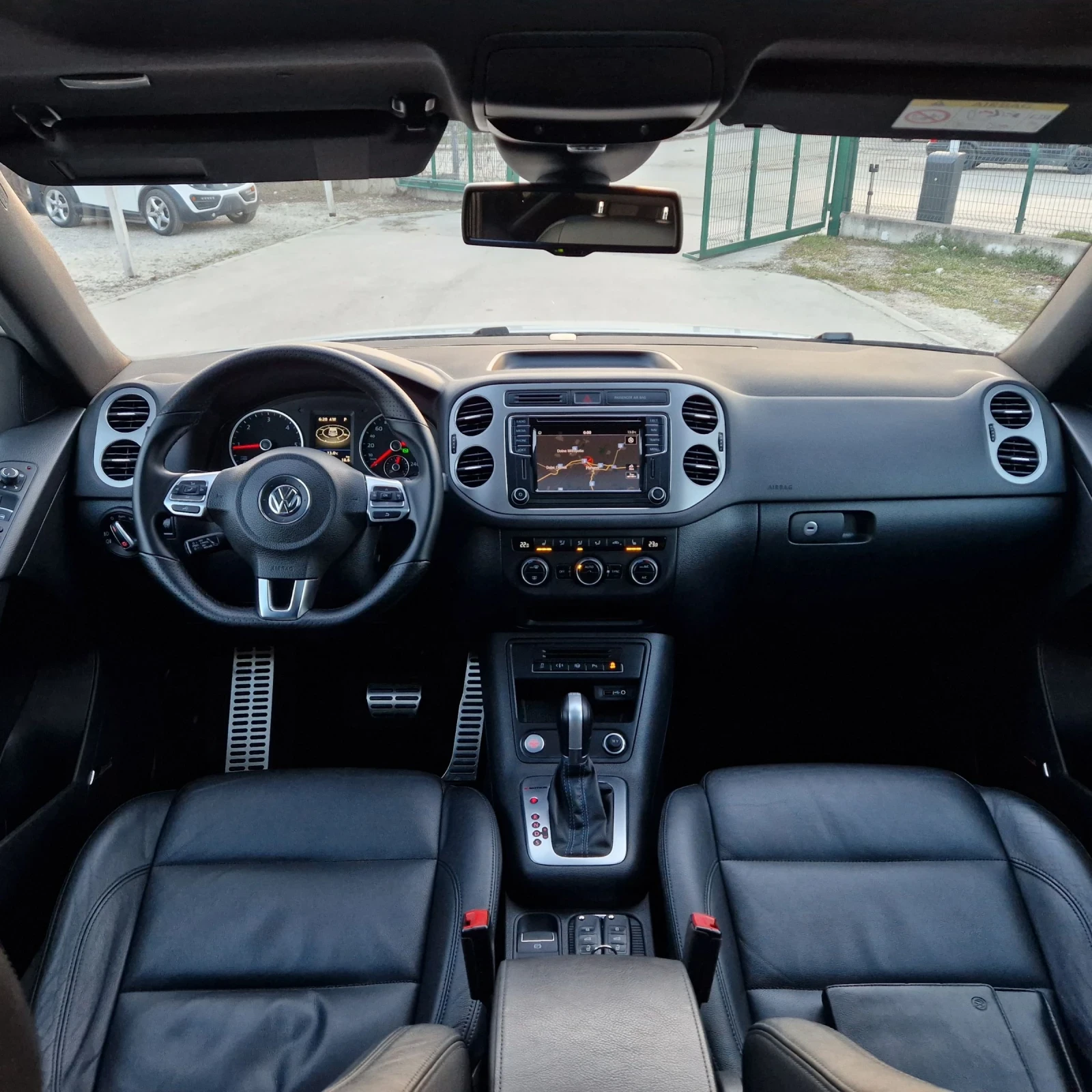 VW Tiguan 2.0TDi 184k.4X4 R-LINE ПАНОРАМА/КЕЙЛЕС/ШВЕЙЦАРИЯ , снимка 13 - Автомобили и джипове - 53875738