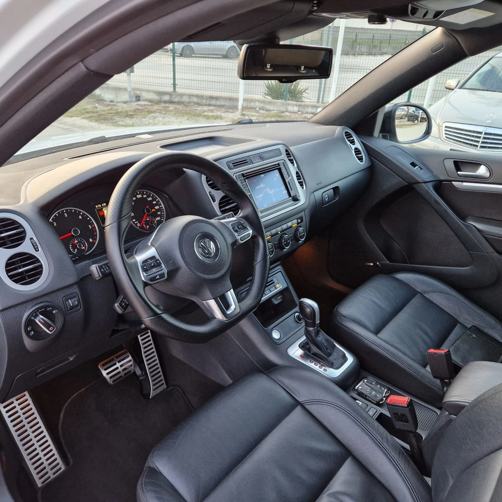 VW Tiguan 2.0TDi 184k.4X4 R-LINE ПАНОРАМА/КЕЙЛЕС/ШВЕЙЦАРИЯ , снимка 9 - Автомобили и джипове - 53875738