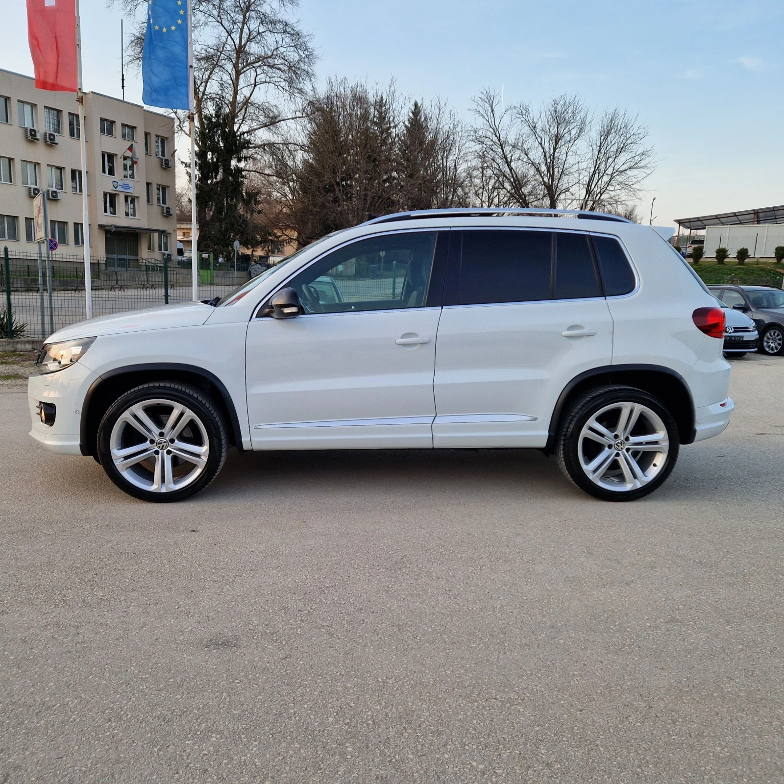VW Tiguan 2.0TDi 184k.4X4 R-LINE ПАНОРАМА/КЕЙЛЕС/ШВЕЙЦАРИЯ , снимка 4 - Автомобили и джипове - 53875738