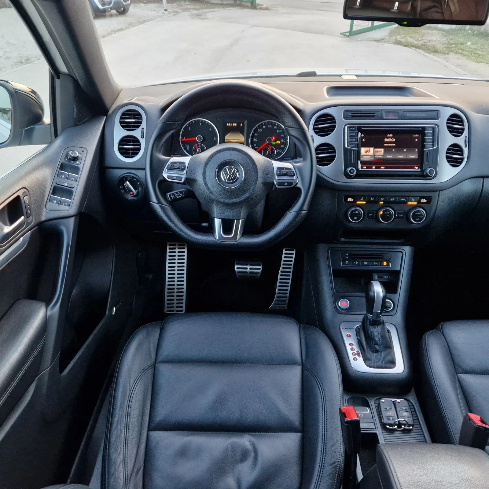 VW Tiguan 2.0TDi 184k.4X4 R-LINE ПАНОРАМА/КЕЙЛЕС/ШВЕЙЦАРИЯ , снимка 14 - Автомобили и джипове - 53875738