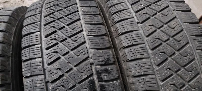 Гуми Зимни 235/65R16, снимка 3 - Гуми и джанти - 30948998