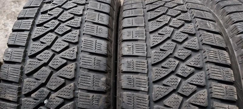 Гуми Зимни 235/65R16, снимка 2 - Гуми и джанти - 30948998