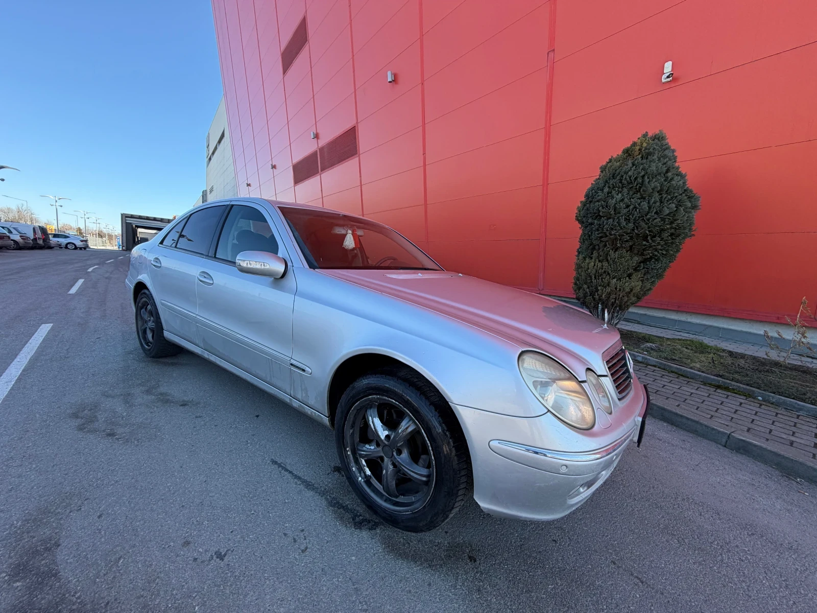 Mercedes-Benz E 220 Автоматик* Обслужен* Регистриран, снимка 2 - Автомобили и джипове - 53781933