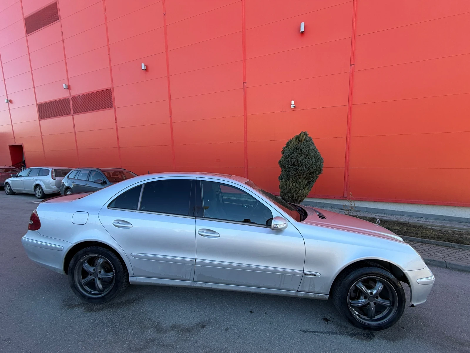 Mercedes-Benz E 220 Автоматик* Обслужен* Регистриран, снимка 4 - Автомобили и джипове - 53781933