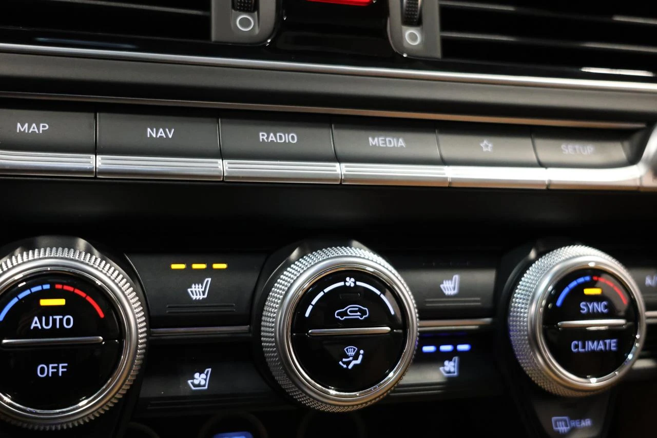 Genesis G70 2.0T AWD - SUNROOF| NAVI| CAMERA| BLINDSPOT| LANEK, снимка 17 - Автомобили и джипове - 53818636