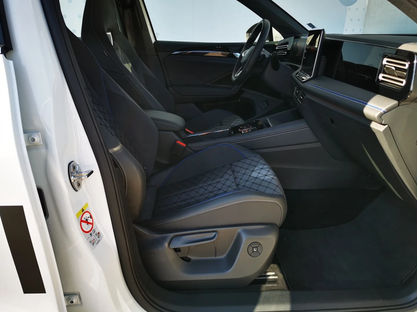 VW Tiguan R-Line 1.5 eHybrid OPF DSG | Mobile.bg   15