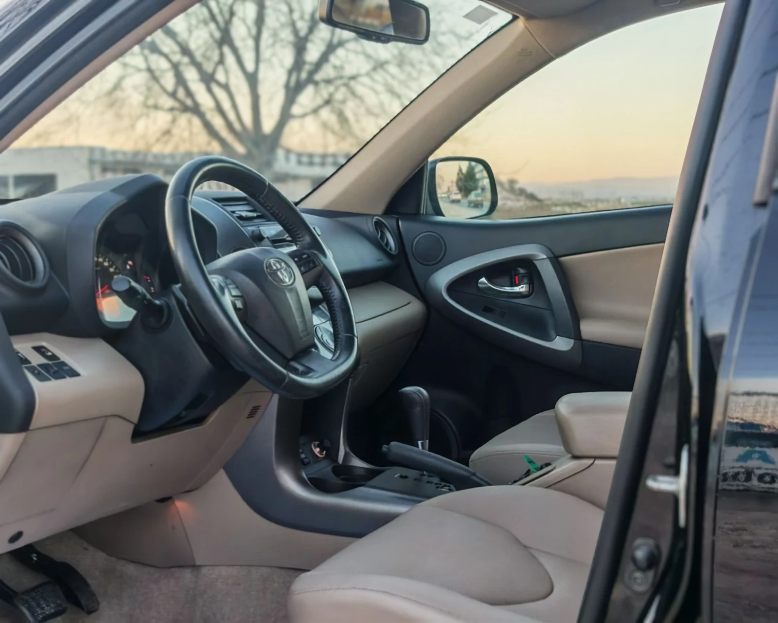 Toyota Rav4 2.2 ДИЗЕЛ 150 К.С. 4Х4! АВТОМАТИК !КОЖА! НОВА!, снимка 8 - Автомобили и джипове - 53803410