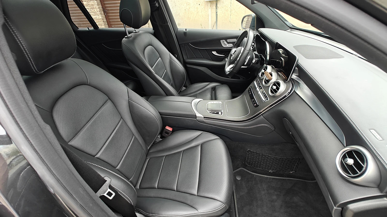 Mercedes-Benz GLC 300 AMG Pack* Pano* Burmester , снимка 13 - Автомобили и джипове - 54258834