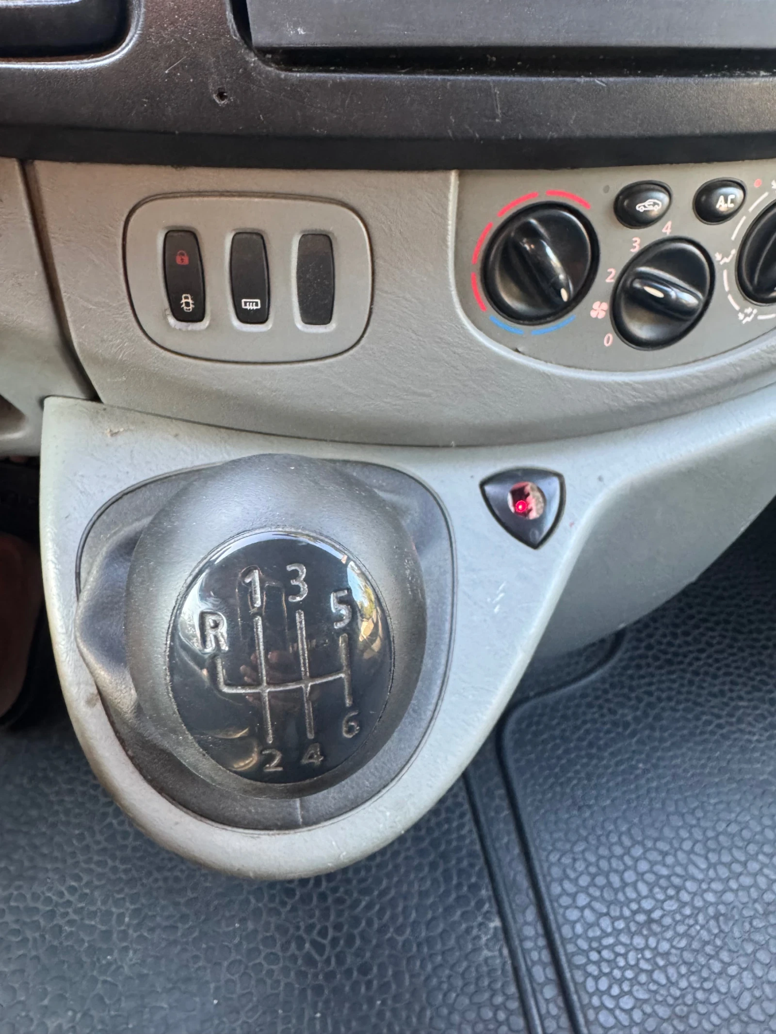 Renault Trafic 2.0DCi Климатик, снимка 15 - Бусове и автобуси - 51694599