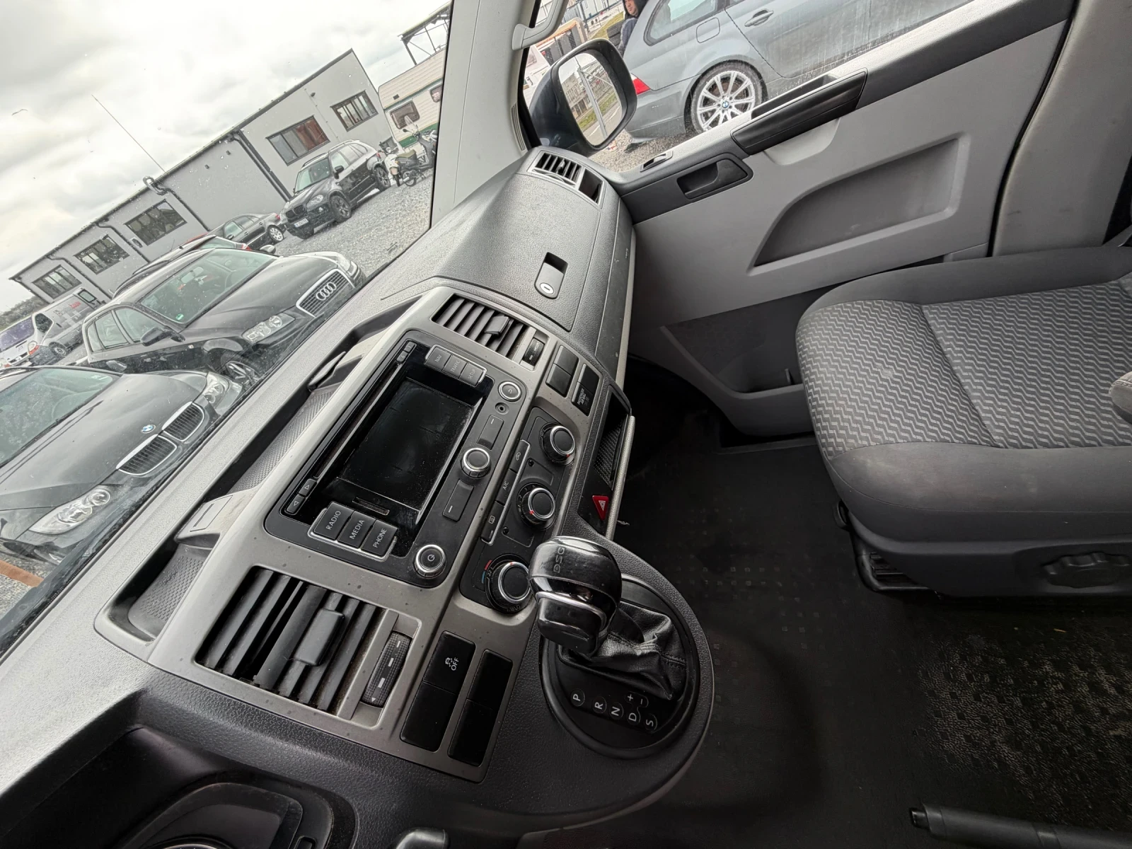 VW Transporter T6 2.0TDI DsG LONG , снимка 12 - Бусове и автобуси - 54197177