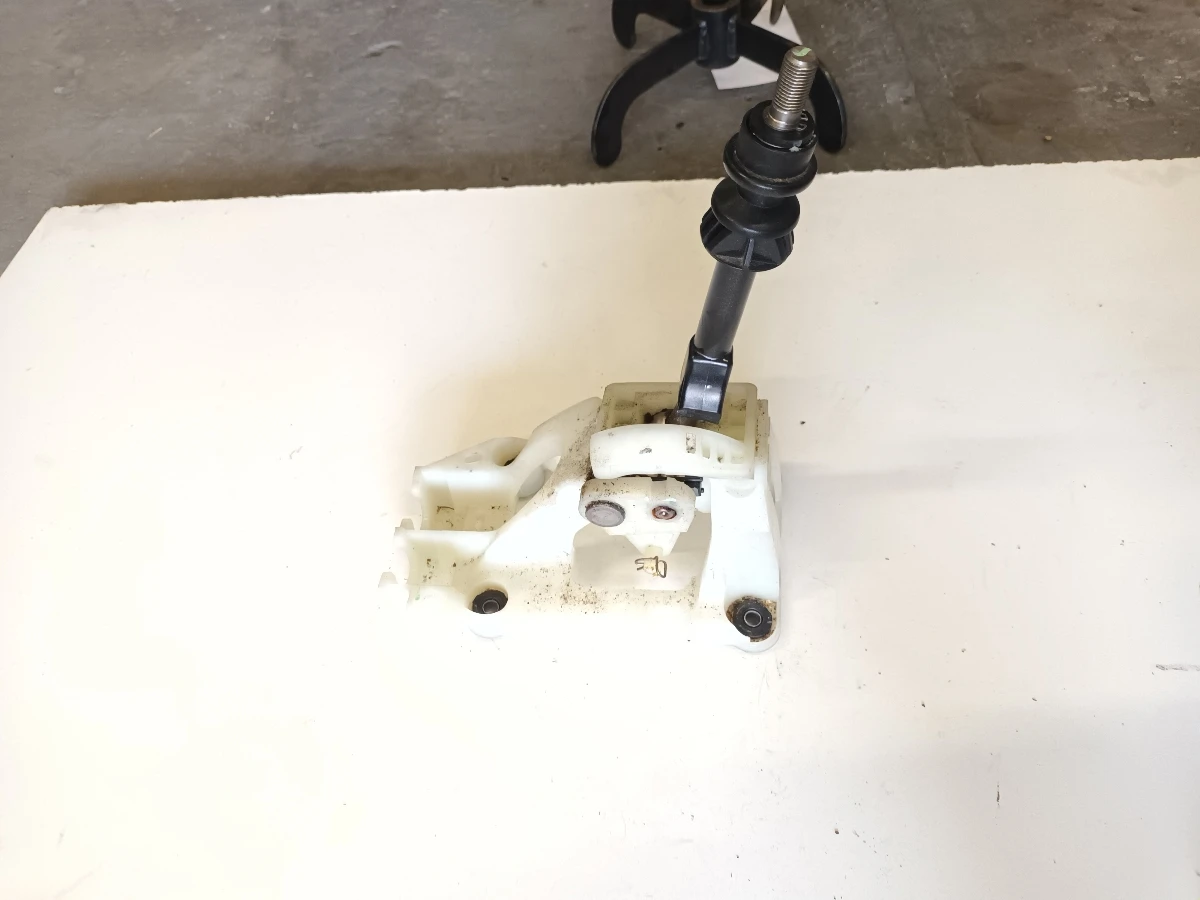 скоростен лост Тойота Рав 4 2.2 д кат бл