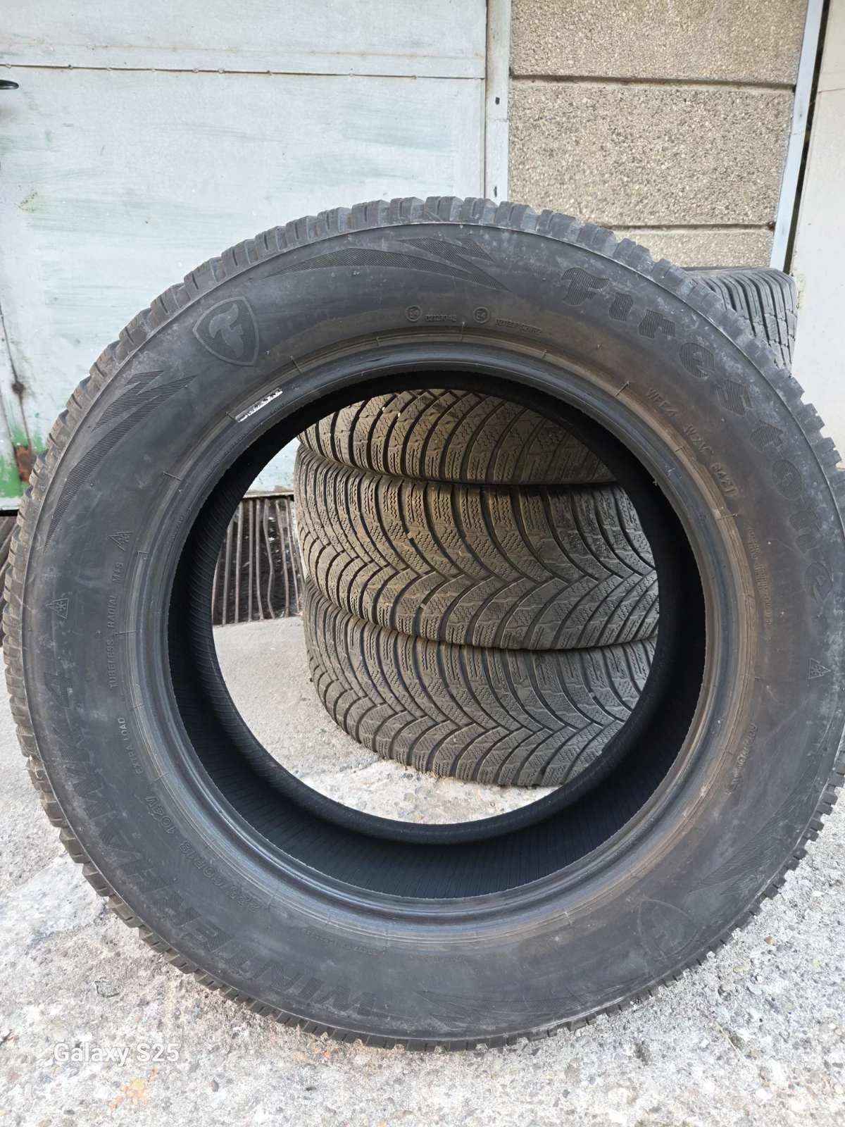 Гуми Зимни 225/60R18, снимка 2 - Гуми и джанти - 55705482
