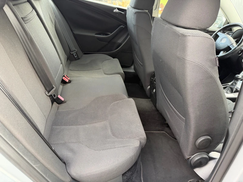 VW Passat 1.9 TDI, снимка 14 - Автомобили и джипове - 53095848