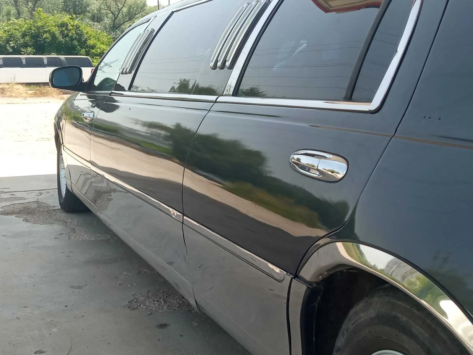 Lincoln Town car 70-inch Stretch Limousine by Royale - изображение 2