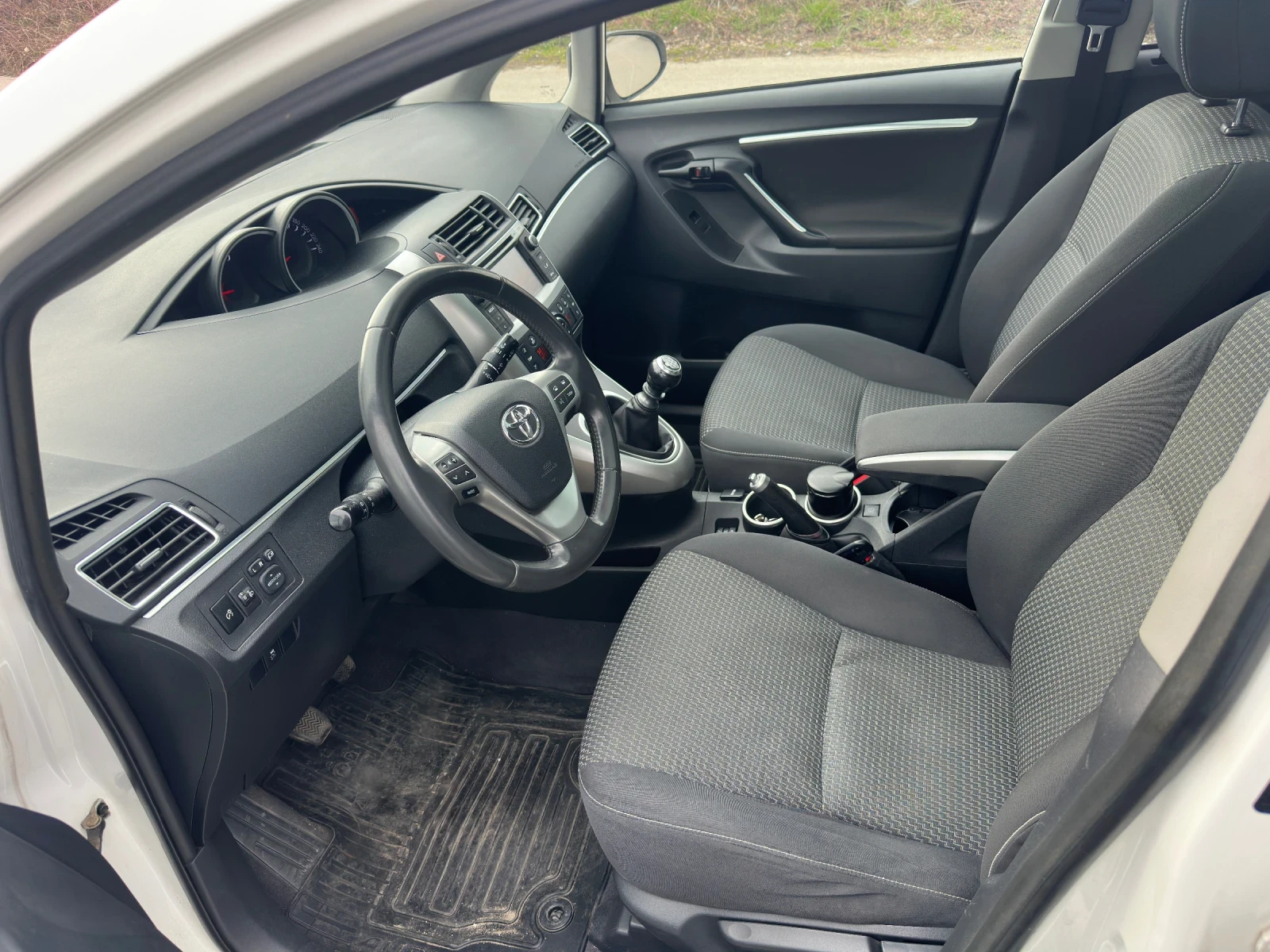 Toyota Verso 1.6 d4d 112кс, снимка 6 - Автомобили и джипове - 53929385