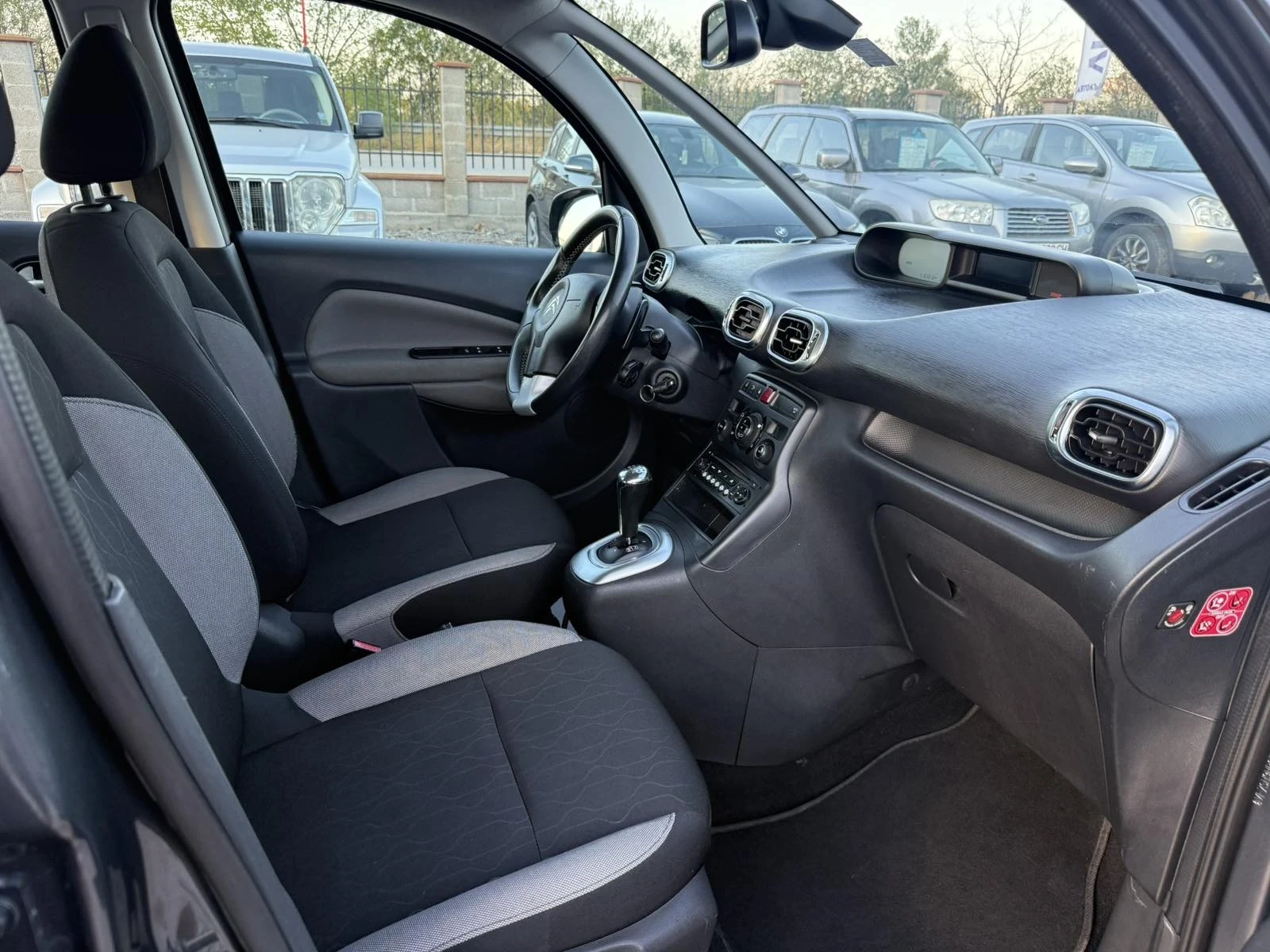 Citroen C3 Picasso 1.6 HDI АВТОМАТ LED ЧИСТО НОВ, снимка 12 - Автомобили и джипове - 55993560
