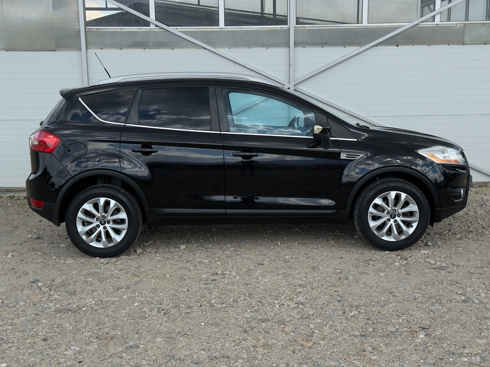 Ford Kuga 2.0 TDCI 4х4Панорама/Кожа/Темпомат/Собствен лизинг, снимка 3 - Автомобили и джипове - 54346684