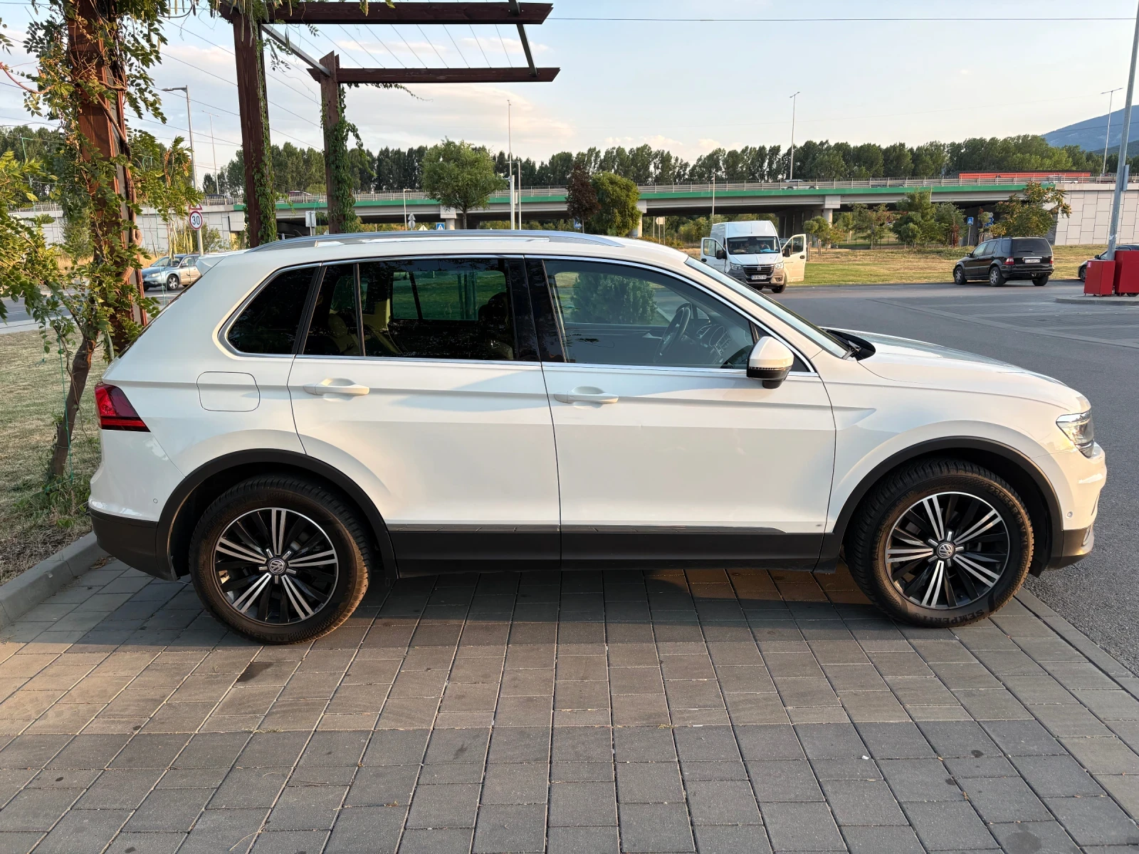 VW Tiguan 2.0 TDI Comfortline 4Motion, снимка 4 - Автомобили и джипове - 55781445