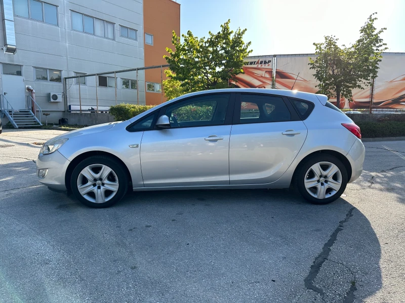 Opel Astra 1, 4 Бензин, снимка 2 - Автомобили и джипове - 47120831