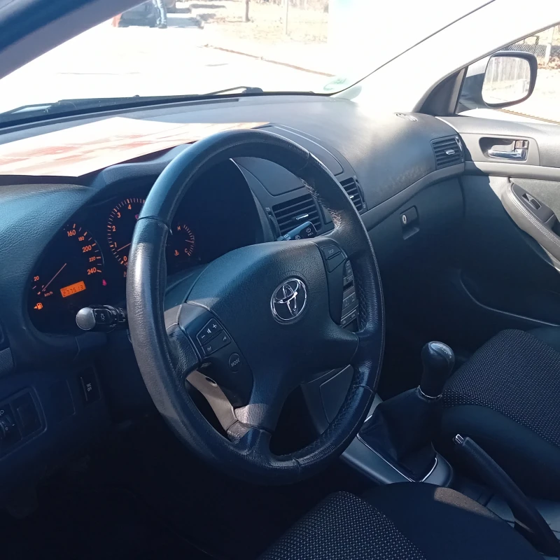 Toyota Avensis 1.8 i LPG facelift, снимка 9 - Автомобили и джипове - 49026015