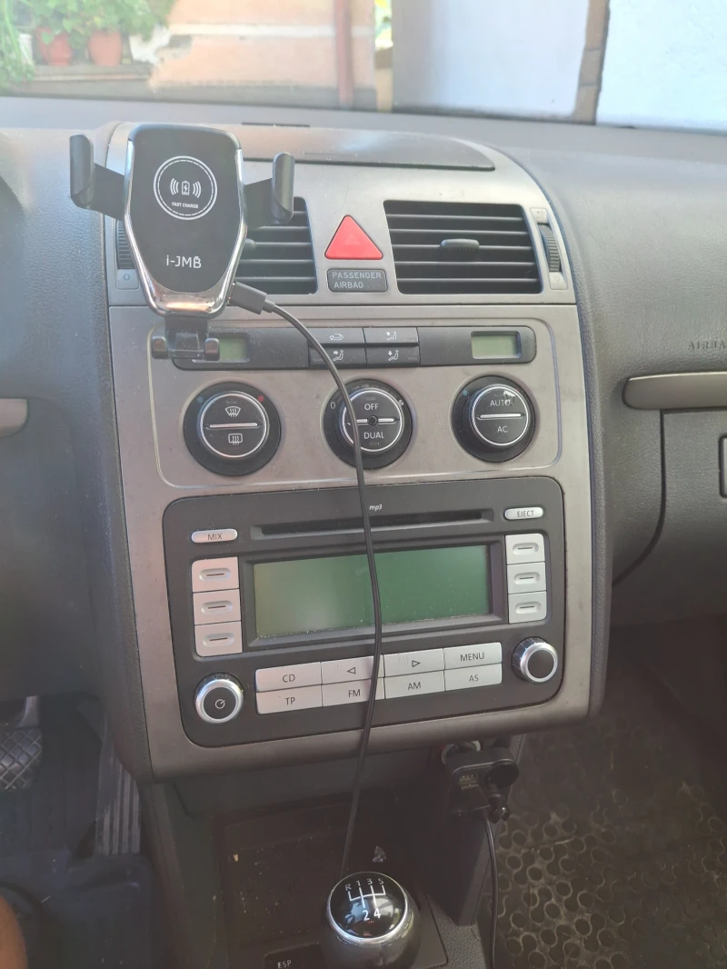 VW Touran, снимка 10 - Автомобили и джипове - 52891381