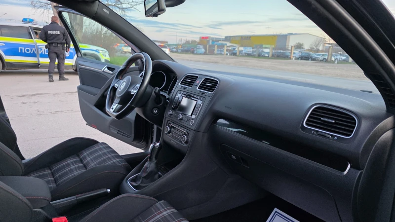 VW Golf GTI/НА КОЛЕДНА ЦЕНА, снимка 15 - Автомобили и джипове - 52842931