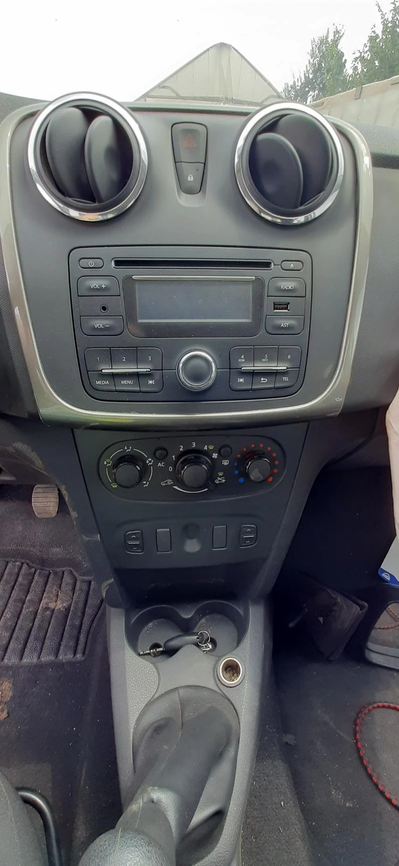 Dacia Sandero 0.9i STEPWAY, снимка 10 - Автомобили и джипове - 47403358