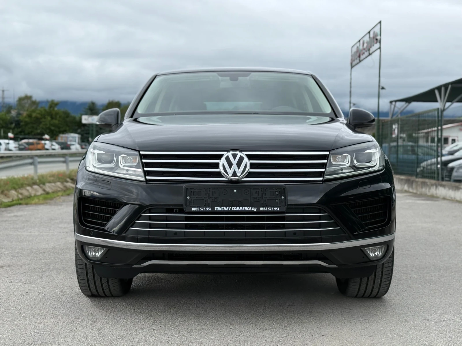 VW Touareg 3.0-TDI-R-line-TOP-NEW-ПОДГРЕВ НА ВОЛАН И СЕДАЛКИ, снимка 2 - Автомобили и джипове - 54881963
