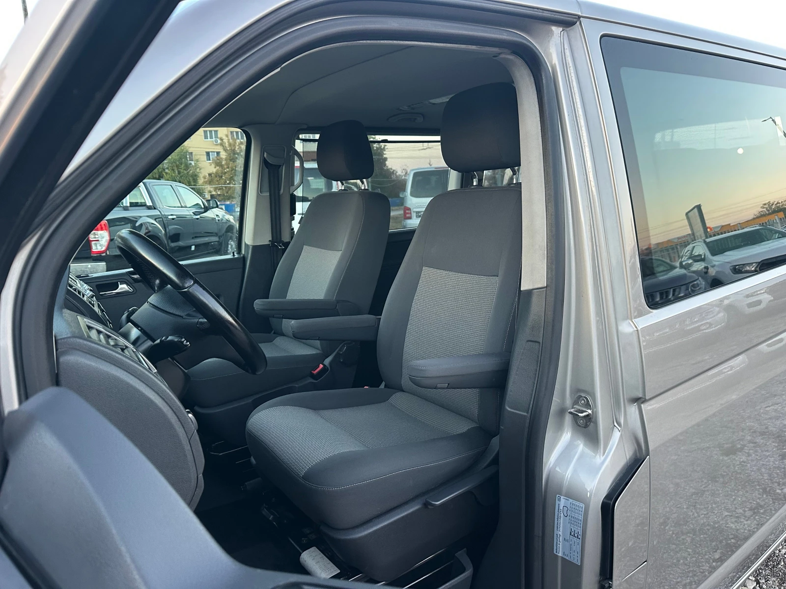 VW Caravelle 2.0TDI 140kc 4x4 LONG NAVI | Mobile.bg � ����������� 9