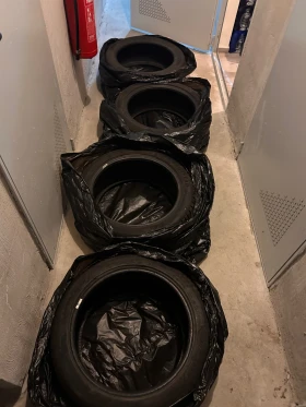 Гуми Зимни 235/45R18, снимка 4 - Гуми и джанти - 52472782