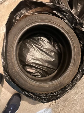 Гуми Зимни 235/45R18, снимка 2 - Гуми и джанти - 52472782