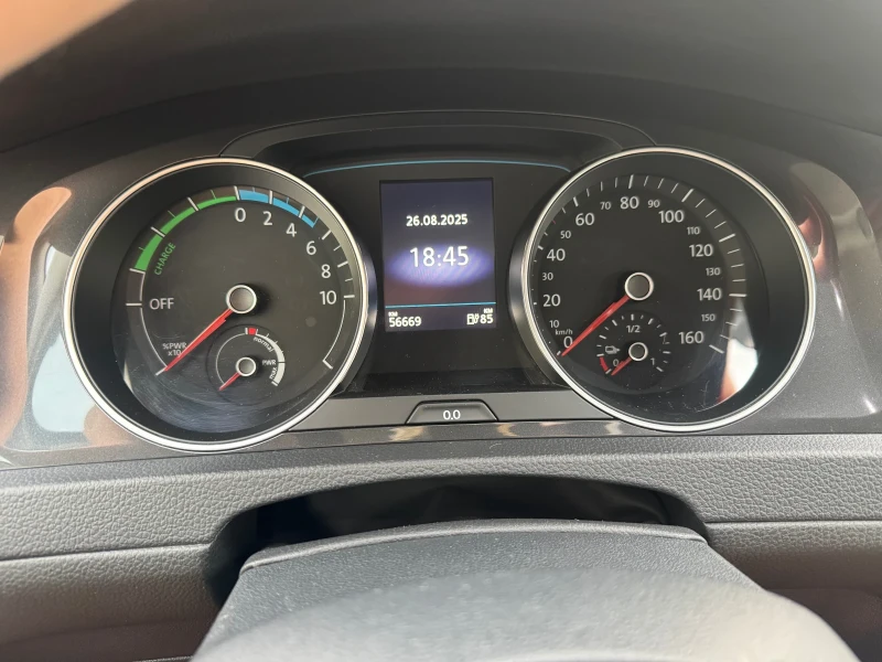 VW Golf Electric, снимка 10 - Автомобили и джипове - 52526732