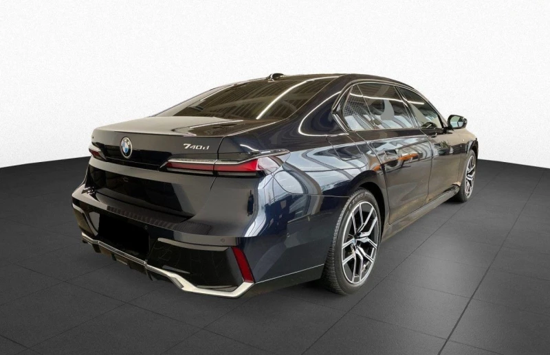 BMW 740 d/xDrive/M-SPORT/ICONIC GLOW/SKY LOUNGE/B&W/360/, снимка 4 - Автомобили и джипове - 52615932