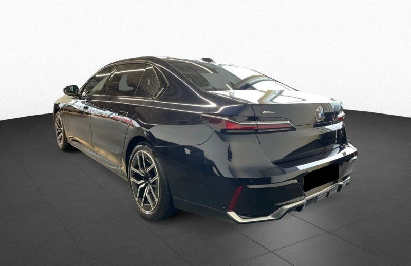 BMW 740 d/xDrive/M-SPORT/ICONIC GLOW/SKY LOUNGE/B&W/360/, снимка 3 - Автомобили и джипове - 52615932