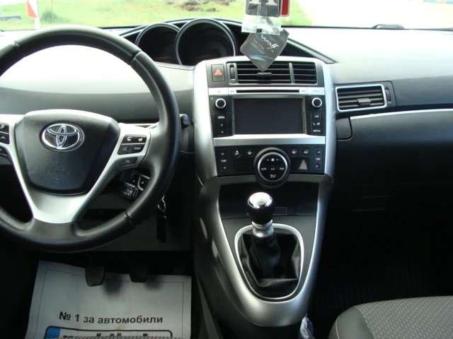 Toyota Verso 2.0, снимка 11 - Автомобили и джипове - 49593160